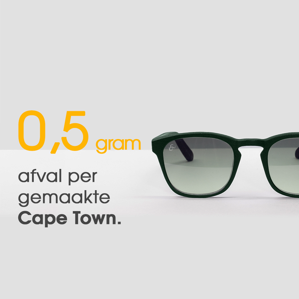 Product foto van een zwarte zonnebril. In de afbeelding staat de tekst "0,5 gram afval per gemaakte Cape Town Groen Lichtgewicht zonnebril